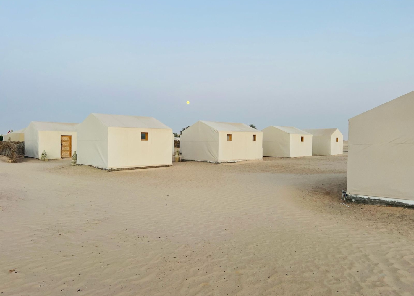 Tente au campement dans le désert tunisien à Sabria